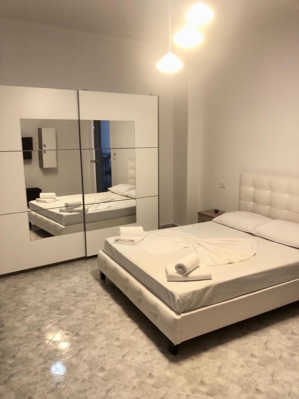 Comfy Blue Sarande Apartment Bagian luar foto