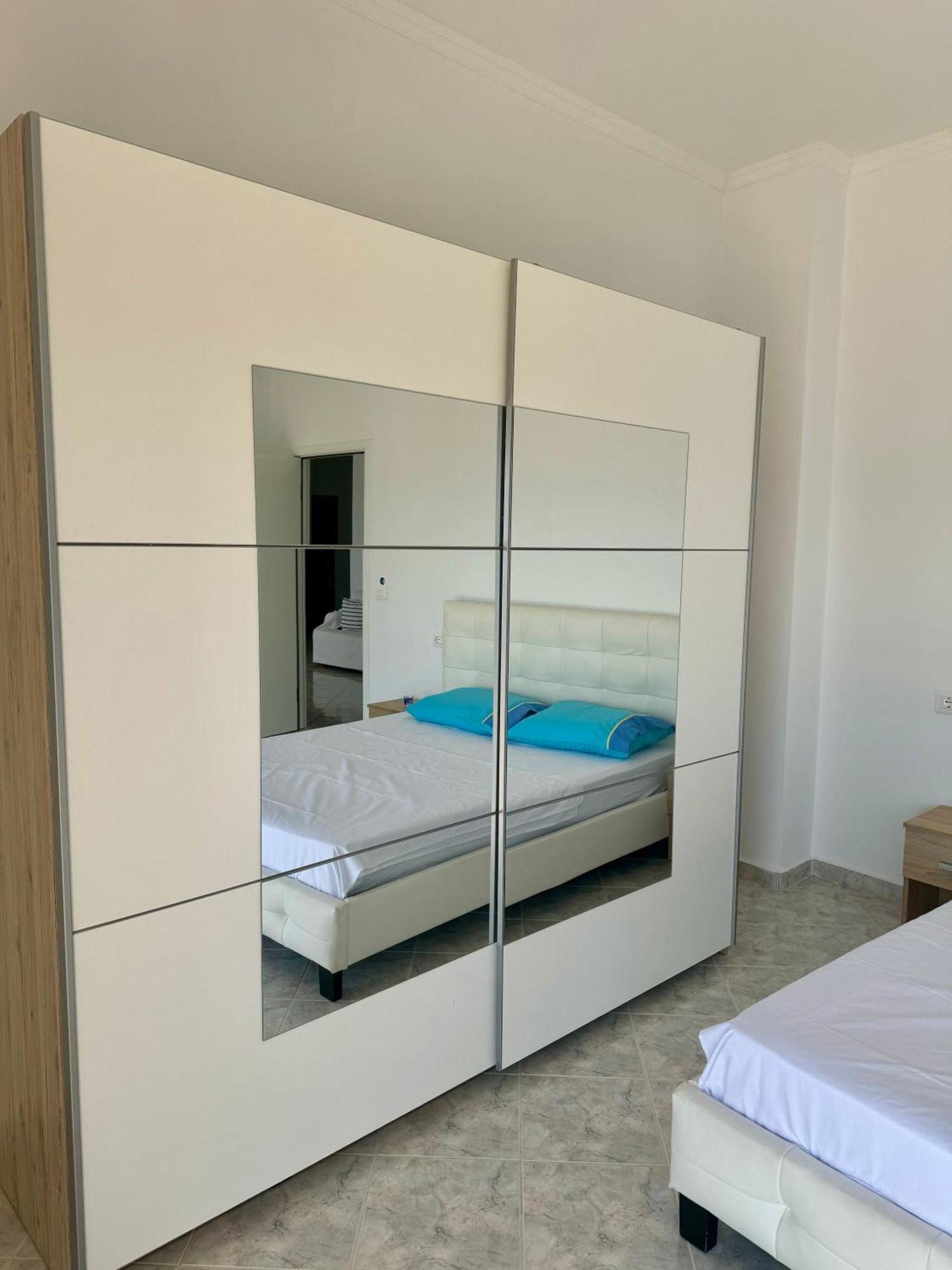 Comfy Blue Sarande Apartment Bagian luar foto